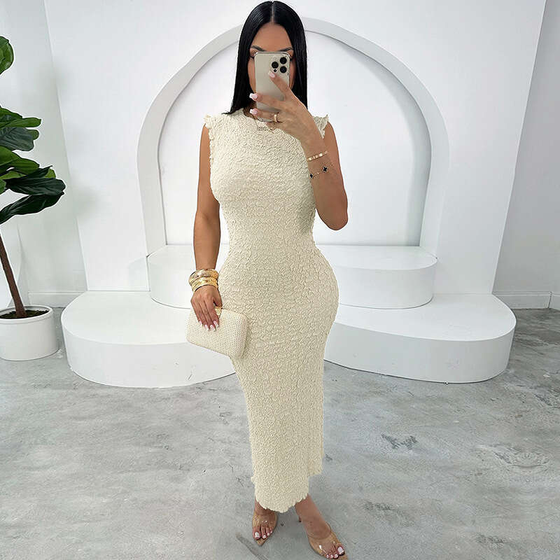 Wind 2024 autumn and winter new women's clothing fashionable temperament round neck high waist slim fit buttocks wrapped solid color dress