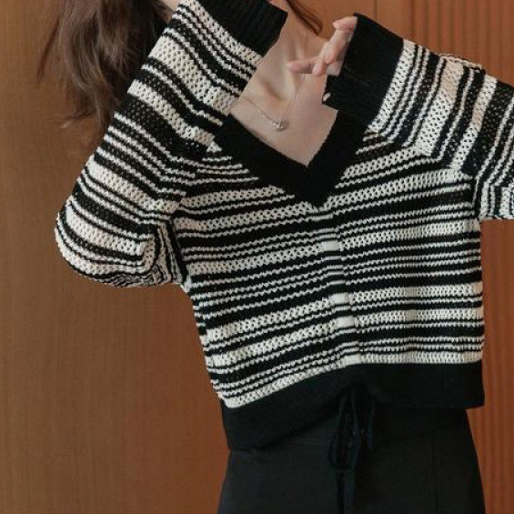 Fashion V-neck striped sweater women in early autumn 2023, new lazy style hollow out knitted top for women's clothing