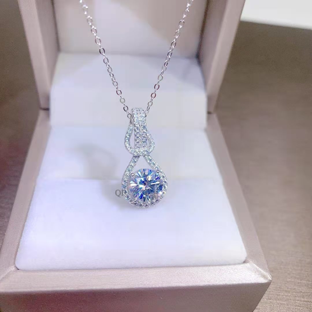 1CT Choucong Brand Lover Pendant Luxury Jewelry 925 Sterling Silver Round Cut White Moissanite Diamond Gemstones Party Women Party Wedding Clavicle Ne