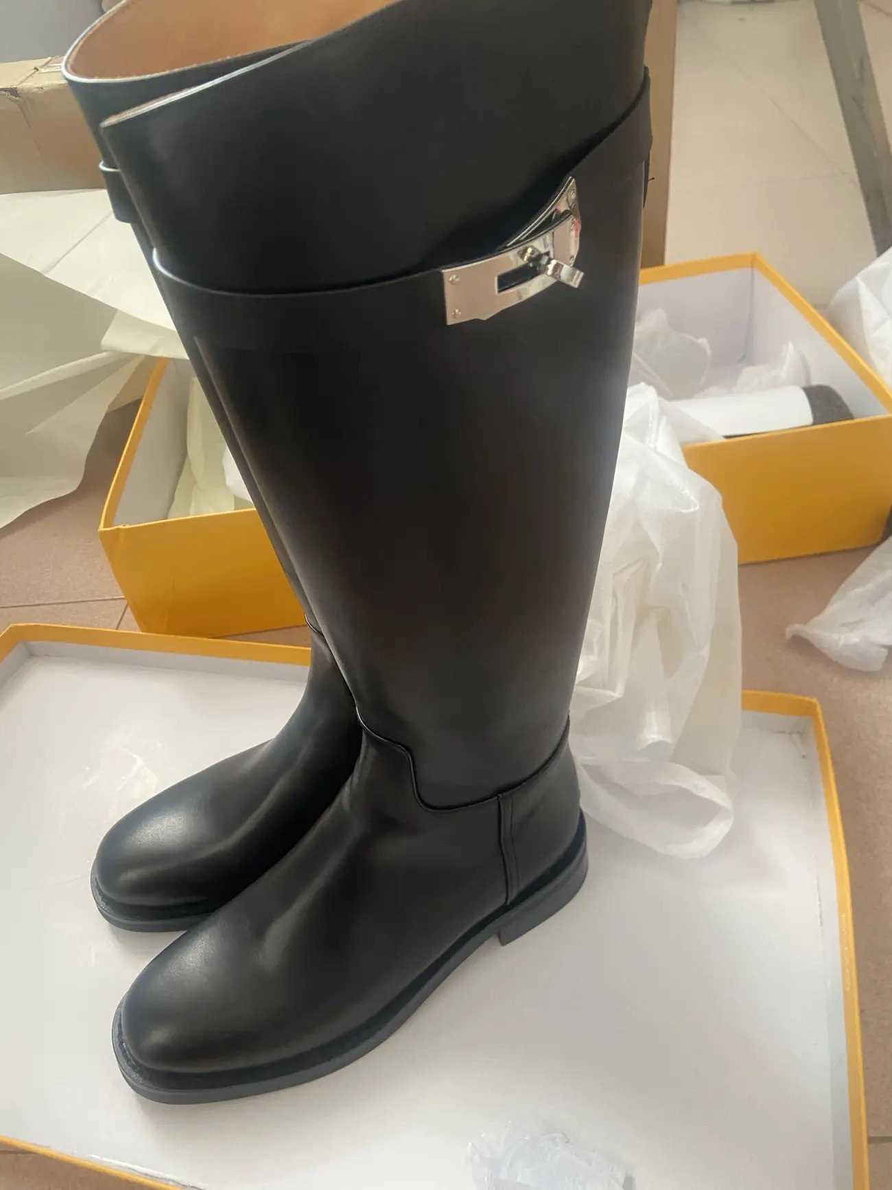 2025 Walking in the Human World British Style Slant Mouth Non Veet Knee Long Womens Autumn and Winter Coarse Heel Tall Knight Boots 1965
