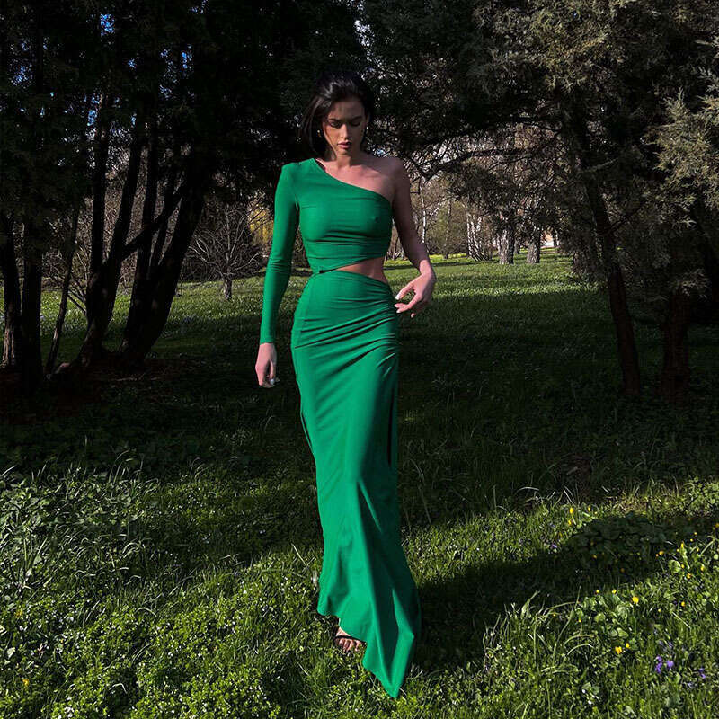Women's new fashionable and sexy slanted shoulder single sleeve pleated waist open slit mid length women's dress