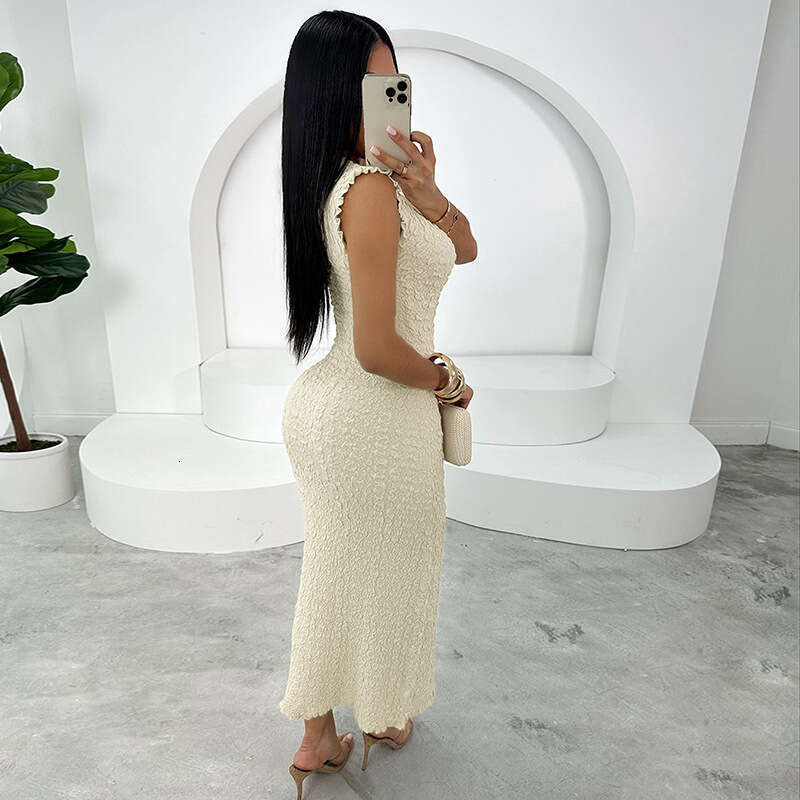 Wind 2024 autumn and winter new women's clothing fashionable temperament round neck high waist slim fit buttocks wrapped solid color dress