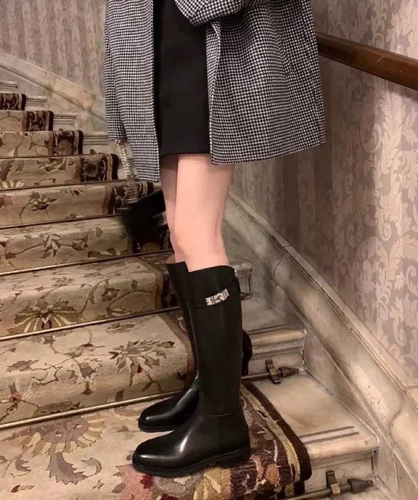 2025 Walking in the Human World British Style Slant Mouth Non Veet Knee Long Womens Autumn and Winter Coarse Heel Tall Knight Boots 1965
