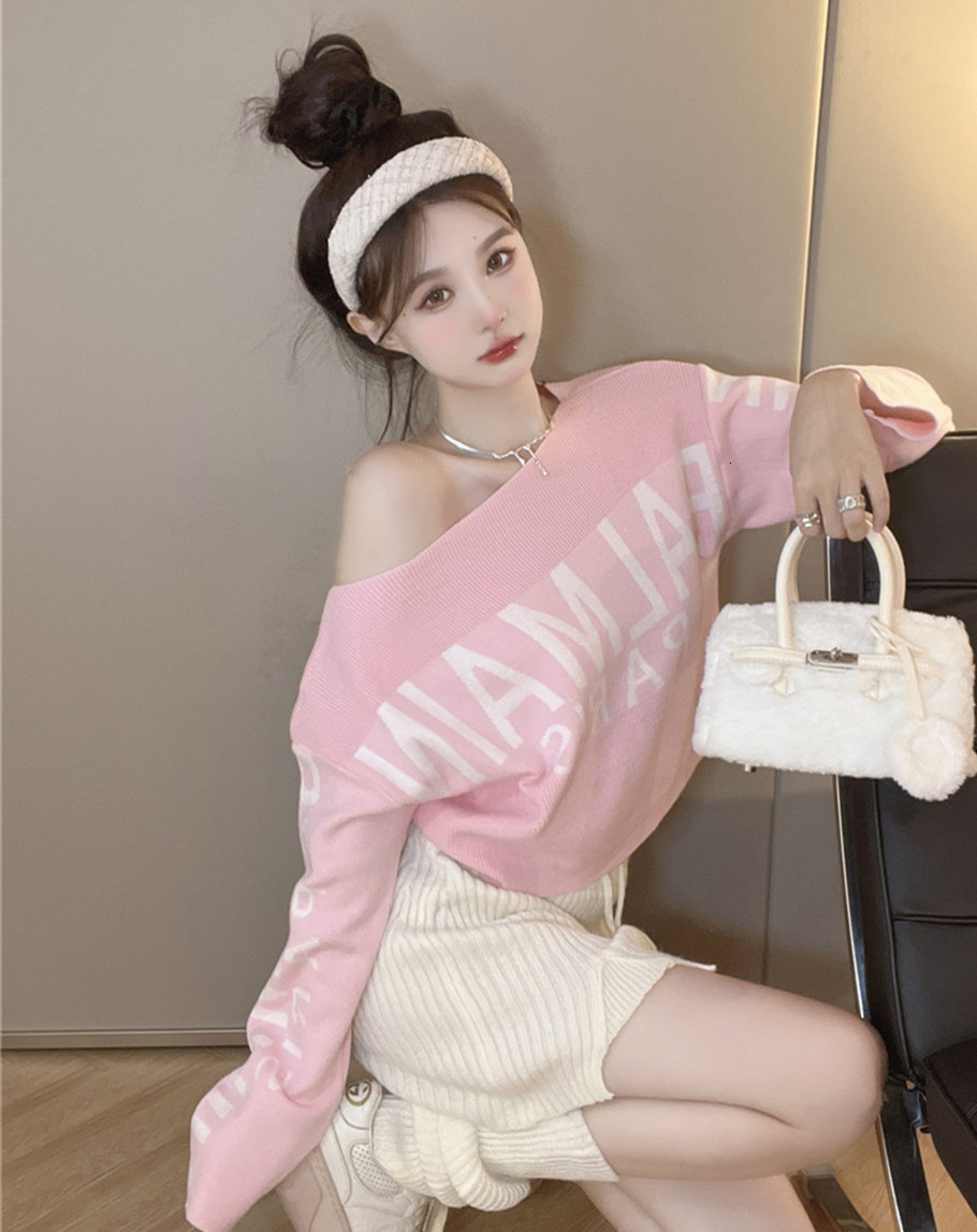Autumn and winter new niche single shoulder short knit shirt, loose meat blocking long sleeved top, designer women's clothing
