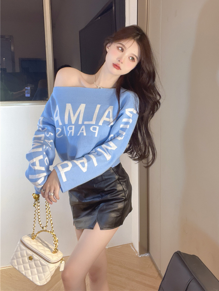 Autumn and winter new niche single shoulder short knit shirt, loose meat blocking long sleeved top, designer women's clothing