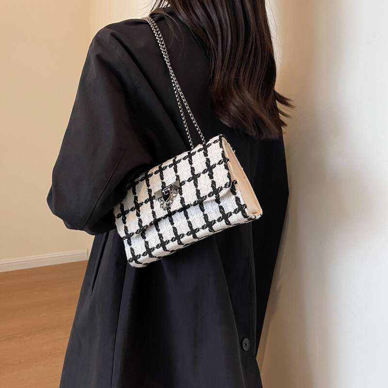 This Year's Popular Women's New Fashion Chain Small Square Casual Simple Shoulder Bag, Personalized Crossbody Bag B1