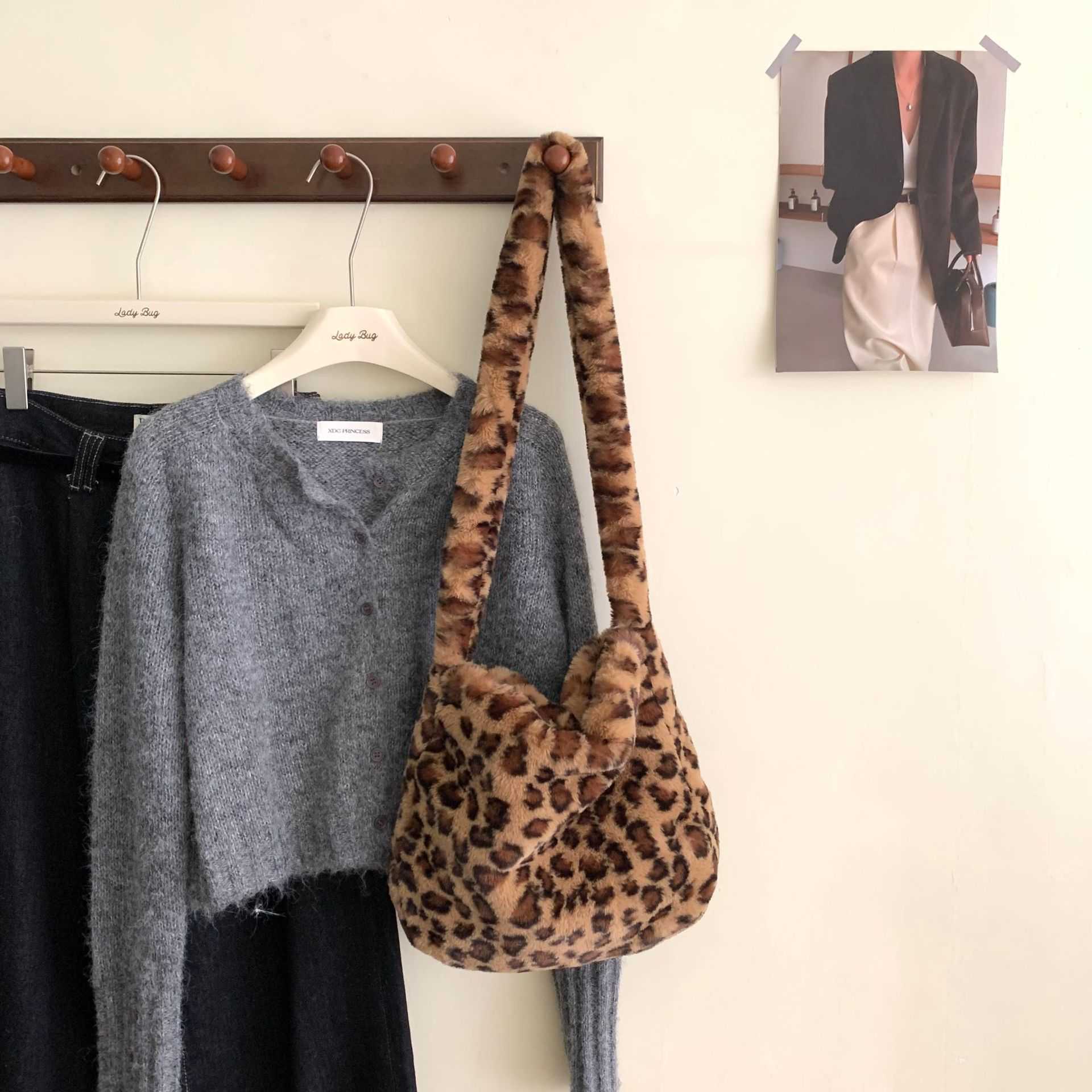 Small niche design leopard print plush bag shoulder bag crossbody bag autumn and winter season trendy large capacity tote bag 241202