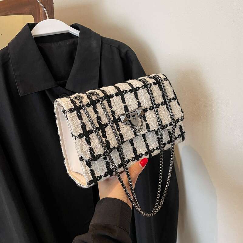 This Year's Popular Women's New Fashion Chain Small Square Casual Simple Shoulder Bag, Personalized Crossbody Bag B2