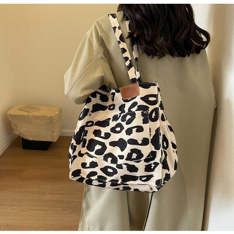 Korean version super popular large capacity tote bag leopard pattern fashion trend versatile shoulder bag casual travel handbag 241202