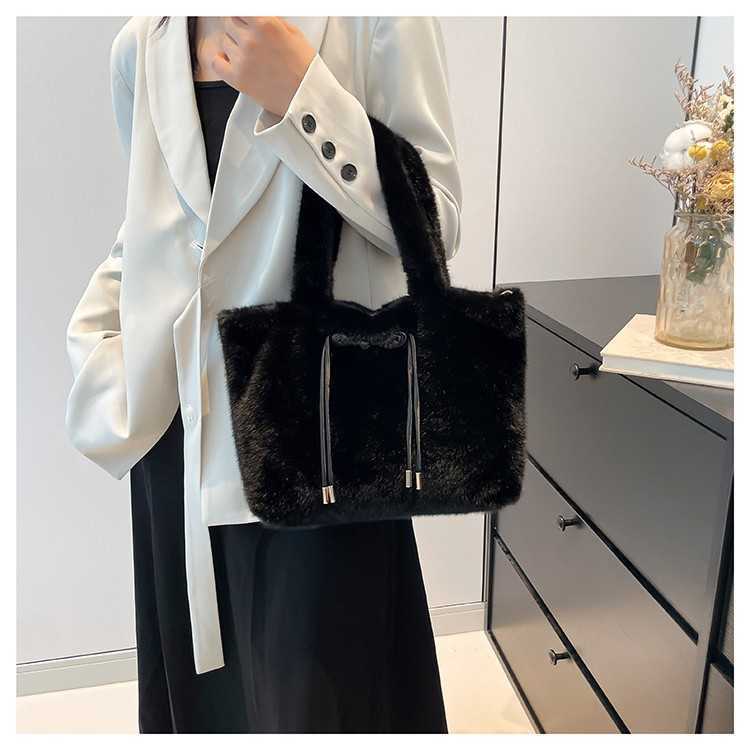 New Handheld Plush Bag for Women Autumn/Winter Style Artistic Chinese Style Square Handheld Single Shoulder Handbag 241202