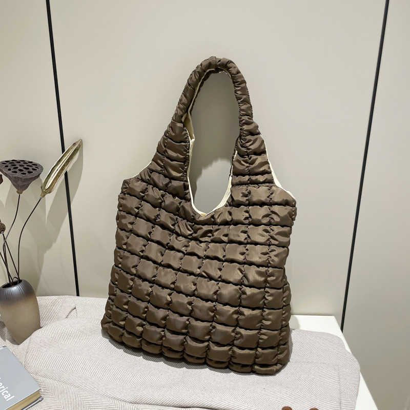 New autumn and winter large capacity bubble tote bag for women high-end feeling diamond grid pleated single shoulder cloud bag trendy 241202