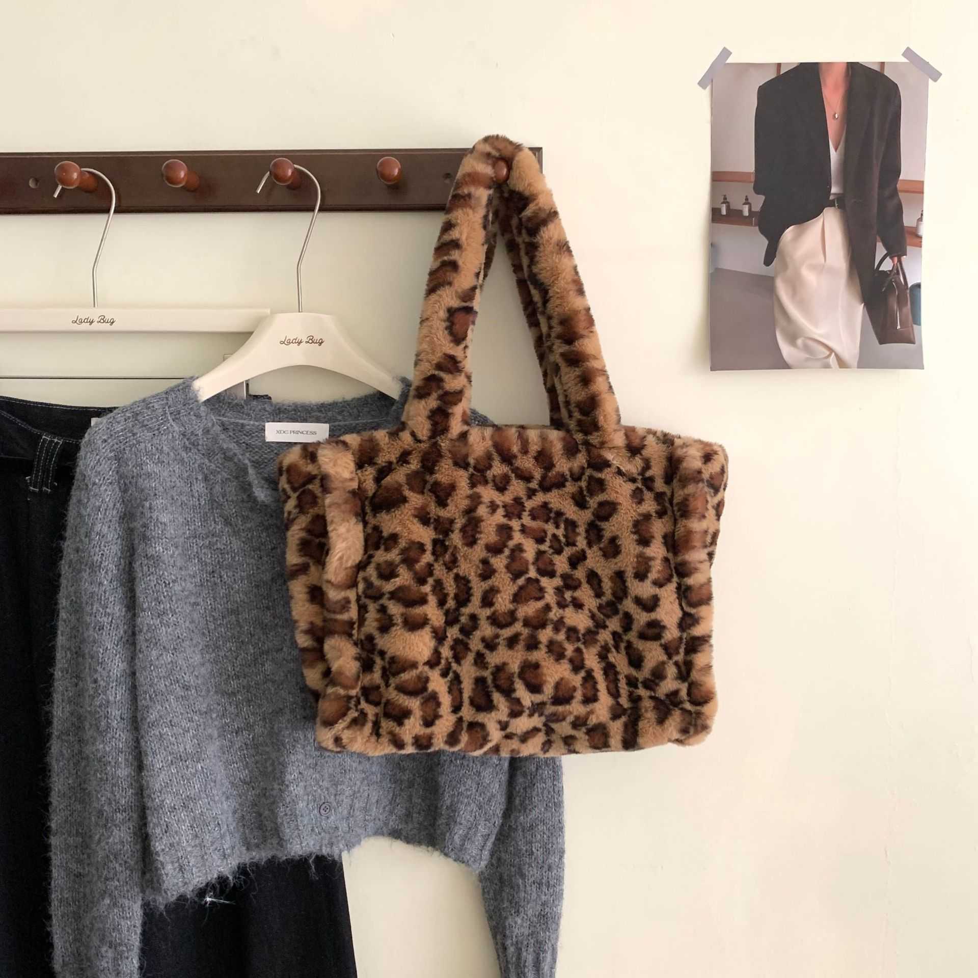Small niche design leopard print plush bag shoulder bag crossbody bag autumn and winter season trendy large capacity tote bag 241202