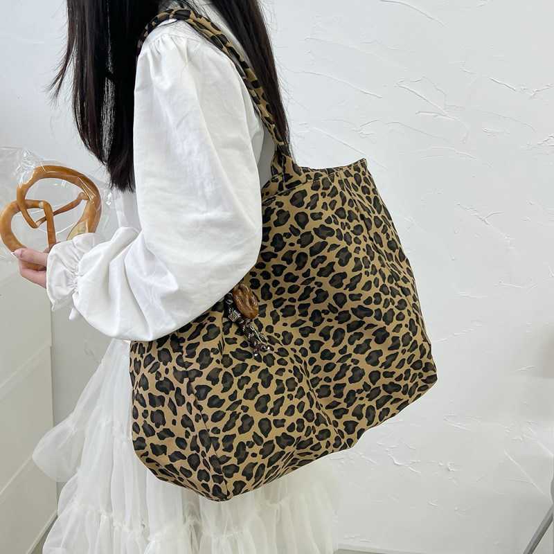 Leopard print canvas commuting bag for women new fashion handbag, large capacity single shoulder mommy bag, crossbody tote bag 241202