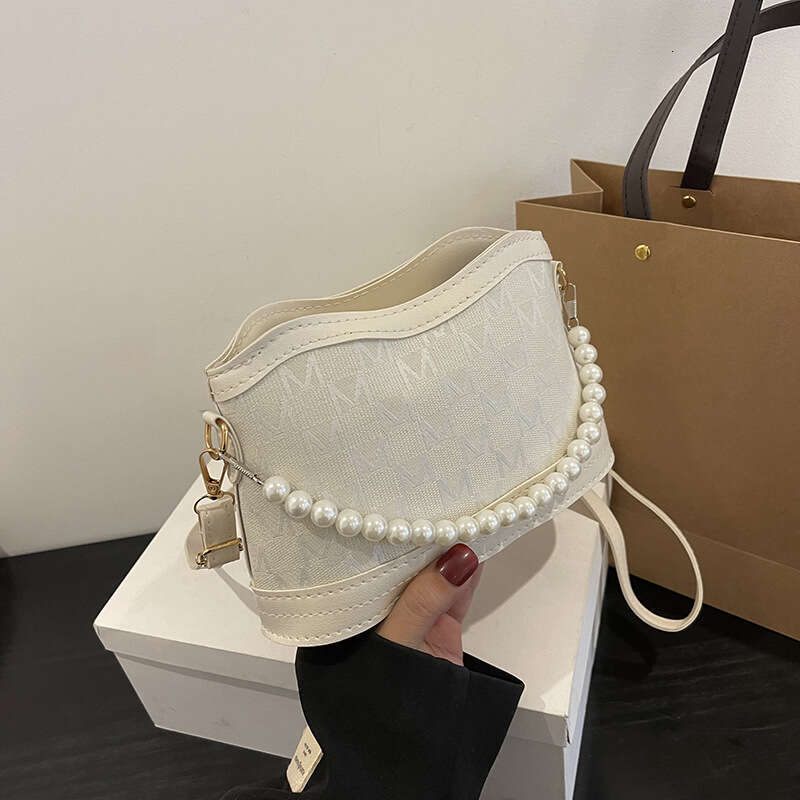 Pearl Chain Armpit Spring New French Niche Design Bag, Fashionable Single Shoulder Crossbody Small Square Bag B2