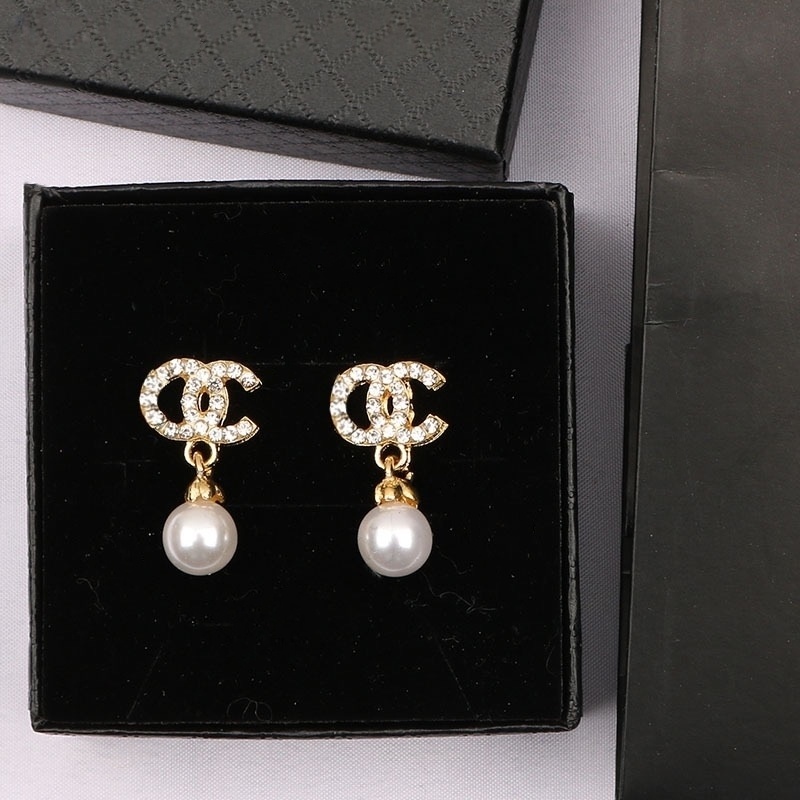 Selling 18K gilded 925 silver designer letter stud geometry famous female circular crystal diamond pearl earrings wedding party no box