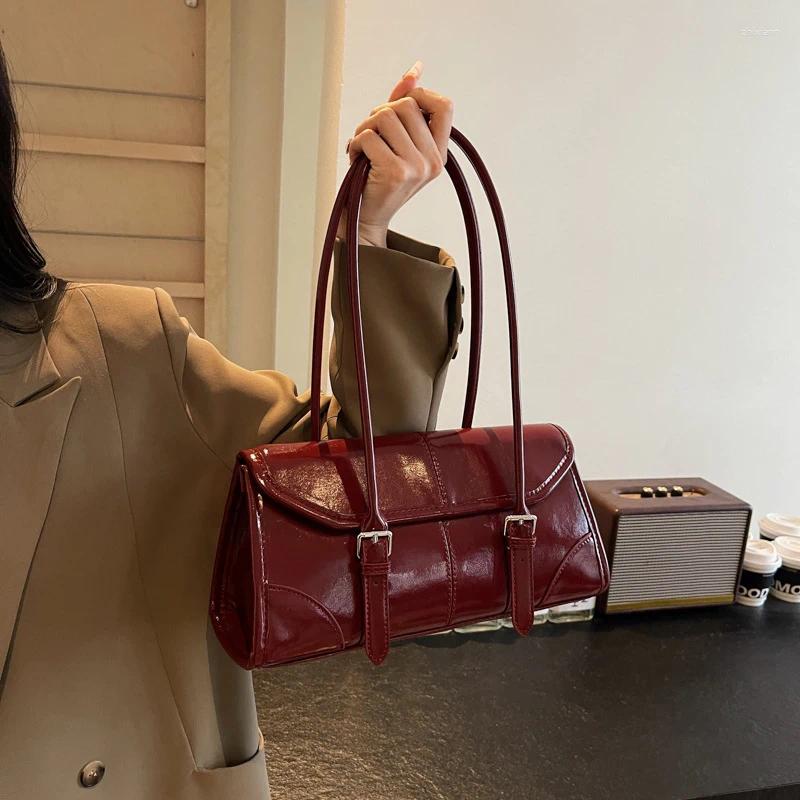 2025 NEW Totes Autumn Winter Shoulder Underarm Bag For Women Retro Pocket Decoration Fashion French Small Hand Baguette Handbags zhanyishengli