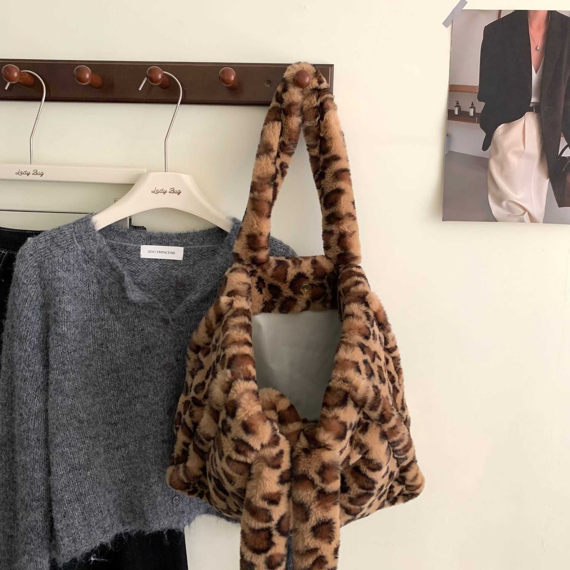 Small niche design leopard print plush bag shoulder bag crossbody bag autumn and winter season trendy large capacity tote bag 241202