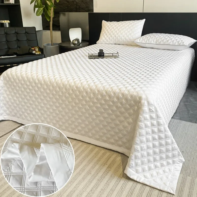White Bedspread on the Bed Quilted Bedsheet Simple Style Bed Cover Queen Size 59