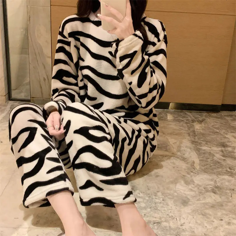 Zebra Striped Coral Velvet Pajamas Womens Autumn/Winter Home Set Apron Thickened Warm Clothes 241130