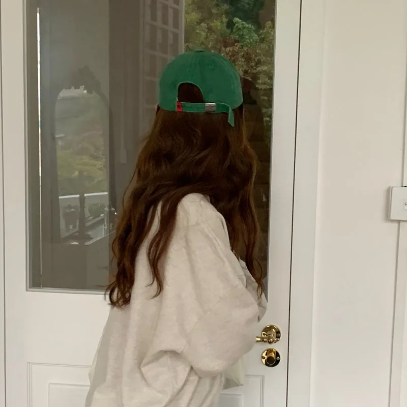 Retro Green Korean Letter Womens Hat Mens Baseball Hat Couple Retro Hip Hop Fashion Street Shooting Foot Hat 241202