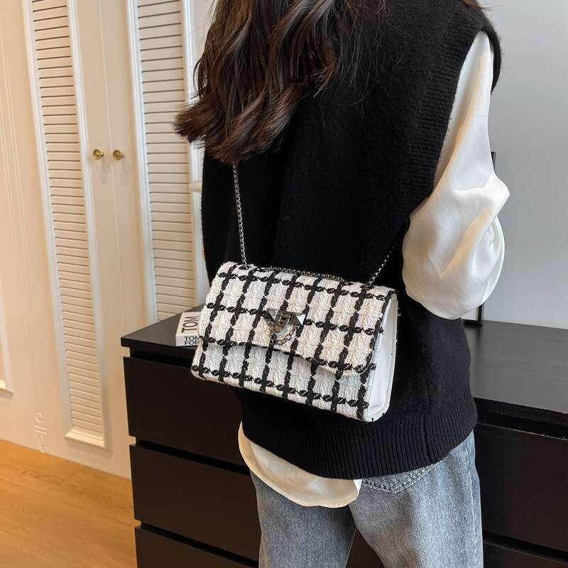 This Year's Popular Women's New Fashion Chain Small Square Casual Simple Shoulder Bag, Personalized Crossbody Bag B2