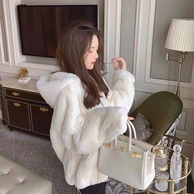 coat for women, autumn winter item. Lamb furry fur, small fragrance, thick and warm loose coat, 2024 temperament, versatile new trend clothing ins