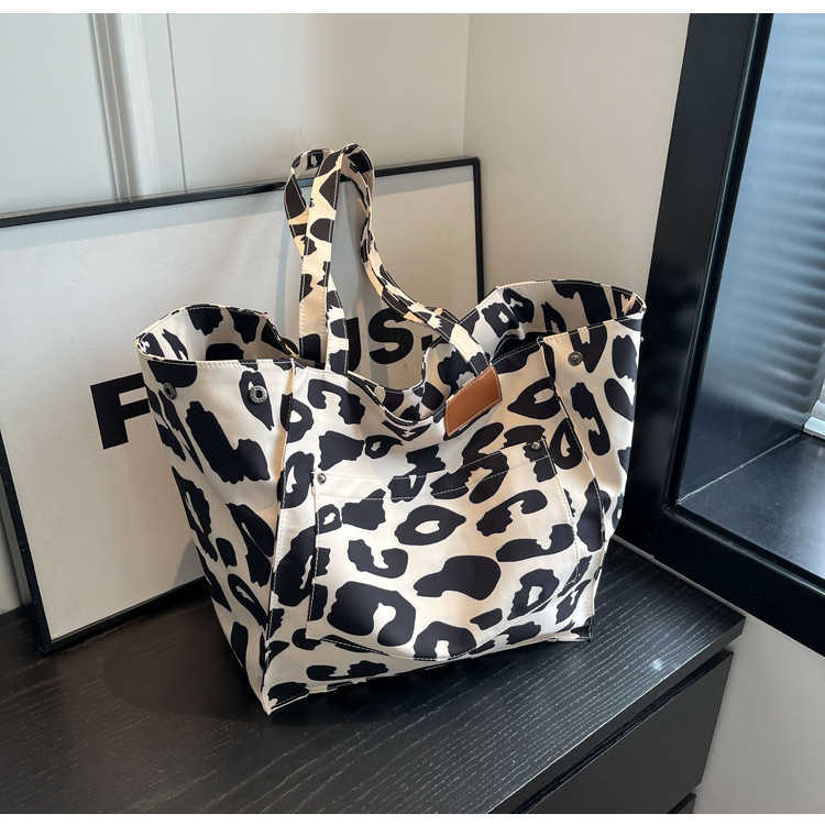 Korean version super popular large capacity tote bag leopard pattern fashion trend versatile shoulder bag casual travel handbag 241202
