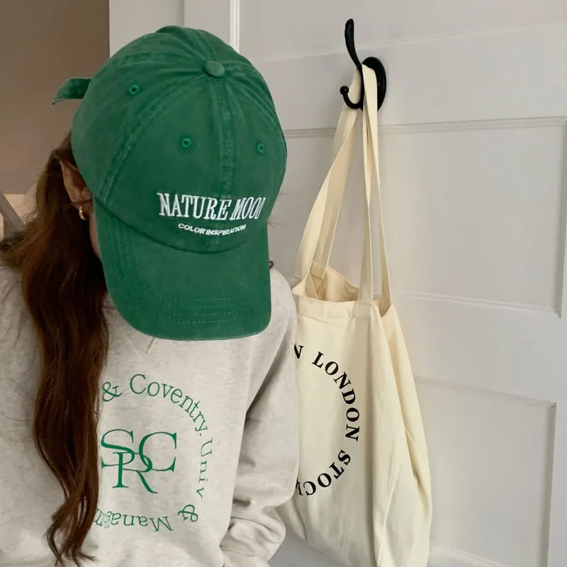 Retro Green Korean Letter Womens Hat Mens Baseball Hat Couple Retro Hip Hop Fashion Street Shooting Foot Hat 241202