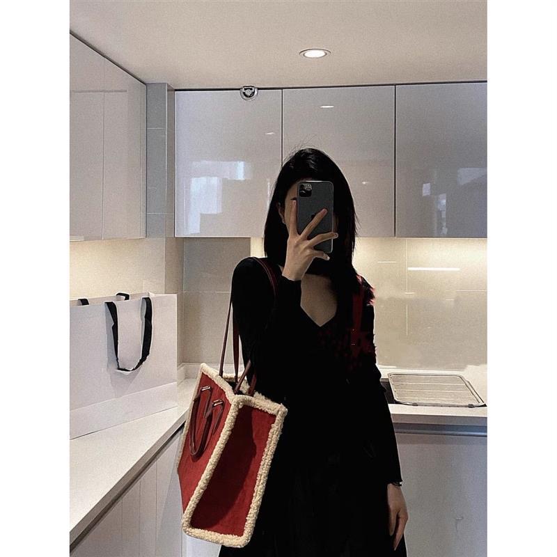 Large capacity tote 2024 Spring and Autumn New new high-end lamb fur casual versatile one shoulder hand-held women's bag