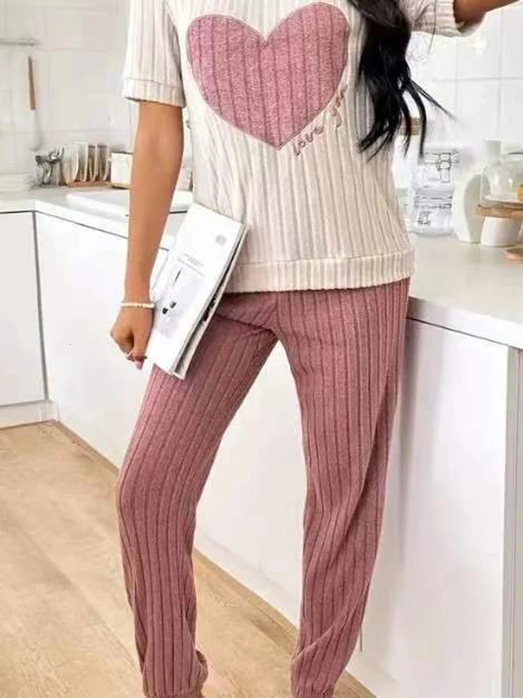 The womens sleepwear features a heart-shaped short sleeved shirt and two simple and cute casual home clothes 241130