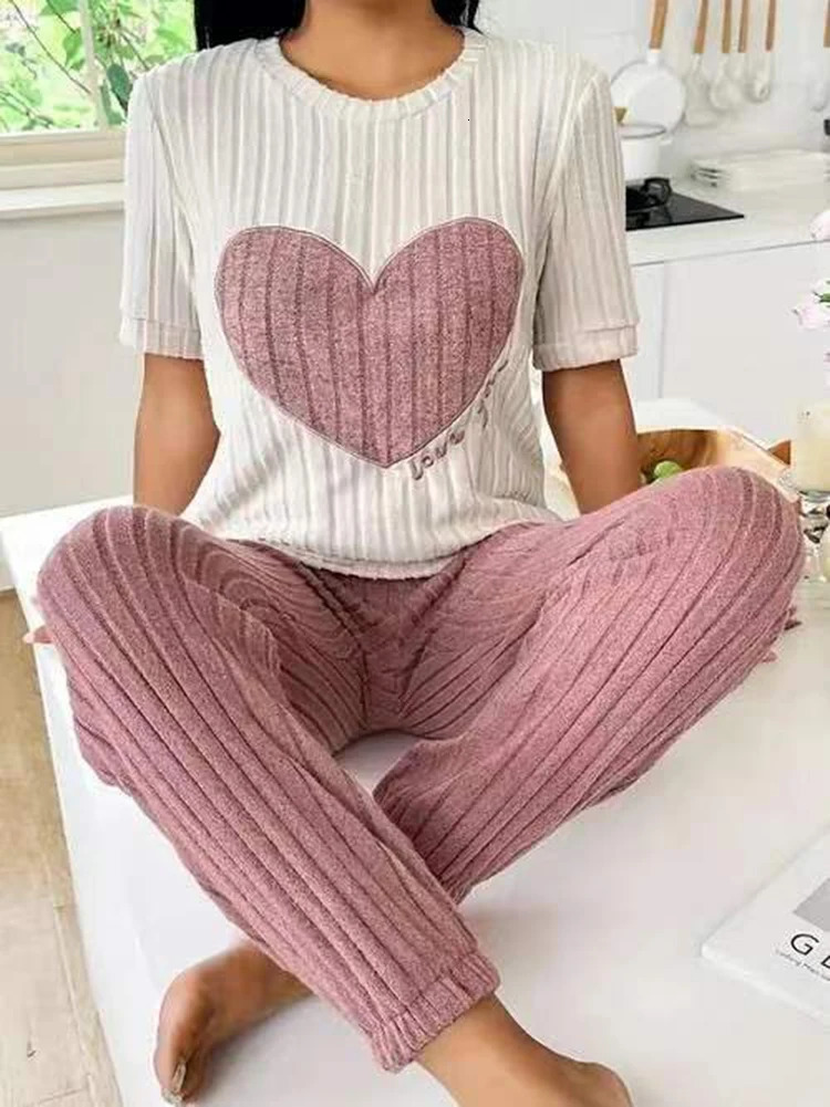 The womens sleepwear features a heart-shaped short sleeved shirt and two simple and cute casual home clothes 241130