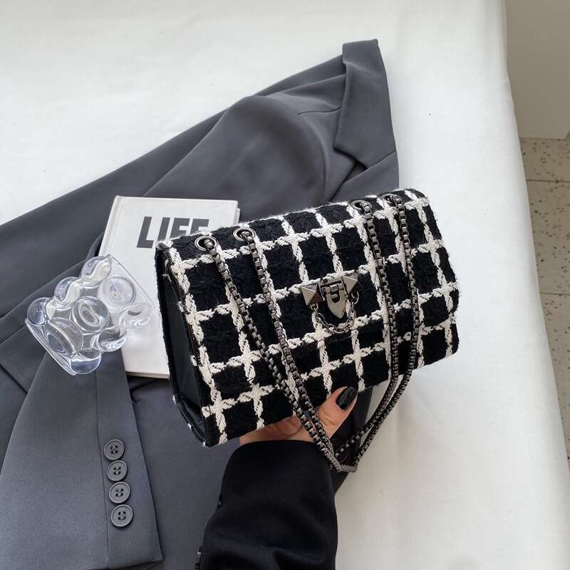 This Year's Popular Women's New Fashion Chain Small Square Casual Simple Shoulder Bag, Personalized Crossbody Bag B2