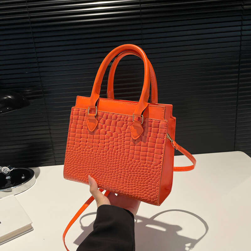 Popular 2024 Women's Urban Crocodile Pattern Handheld Single Shoulder Diagonal Cross Bag Versatile Commuter New Style
