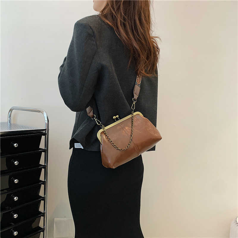 Ladies' Winter New Bag 2023 Banquet Fashion Clip on Single Shoulder Crossbody Bag Wide Shoulder Strap Elegant Women's Bag 241203
