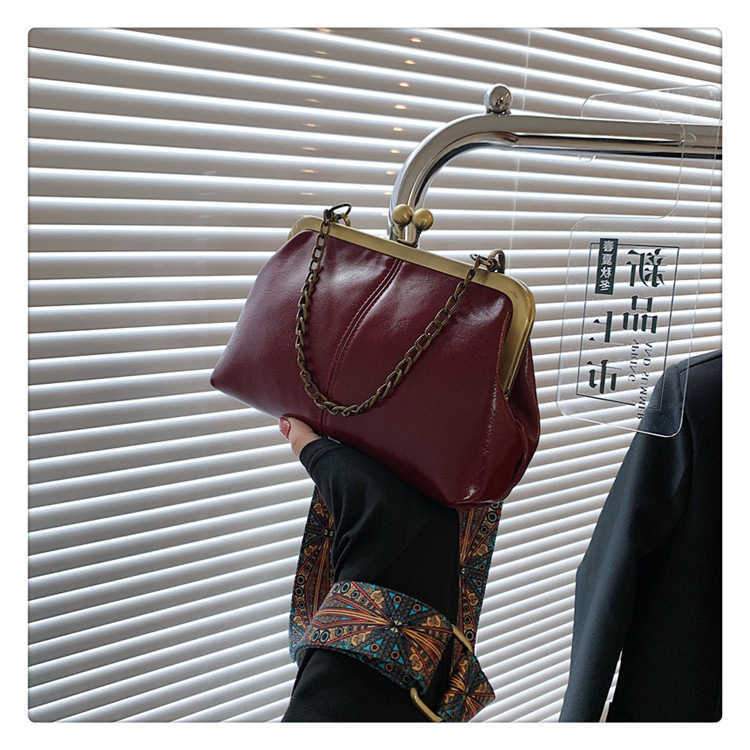 Ladies' Winter New Bag 2023 Banquet Fashion Clip on Single Shoulder Crossbody Bag Wide Shoulder Strap Elegant Women's Bag 241203