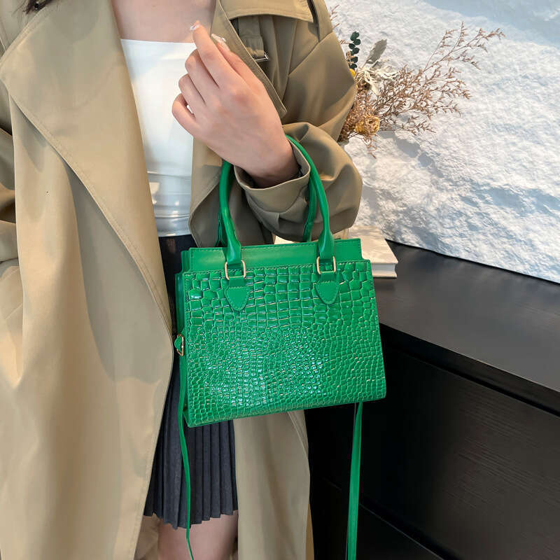 Popular 2024 Women's Urban Crocodile Pattern Handheld Single Shoulder Diagonal Cross Bag Versatile Commuter New Style
