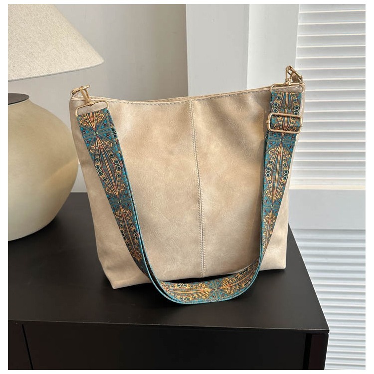 Large capacity for women 2025S designer spring and summer new broadband single shoulder crossbody high-end textured women bag commuting bucket bag