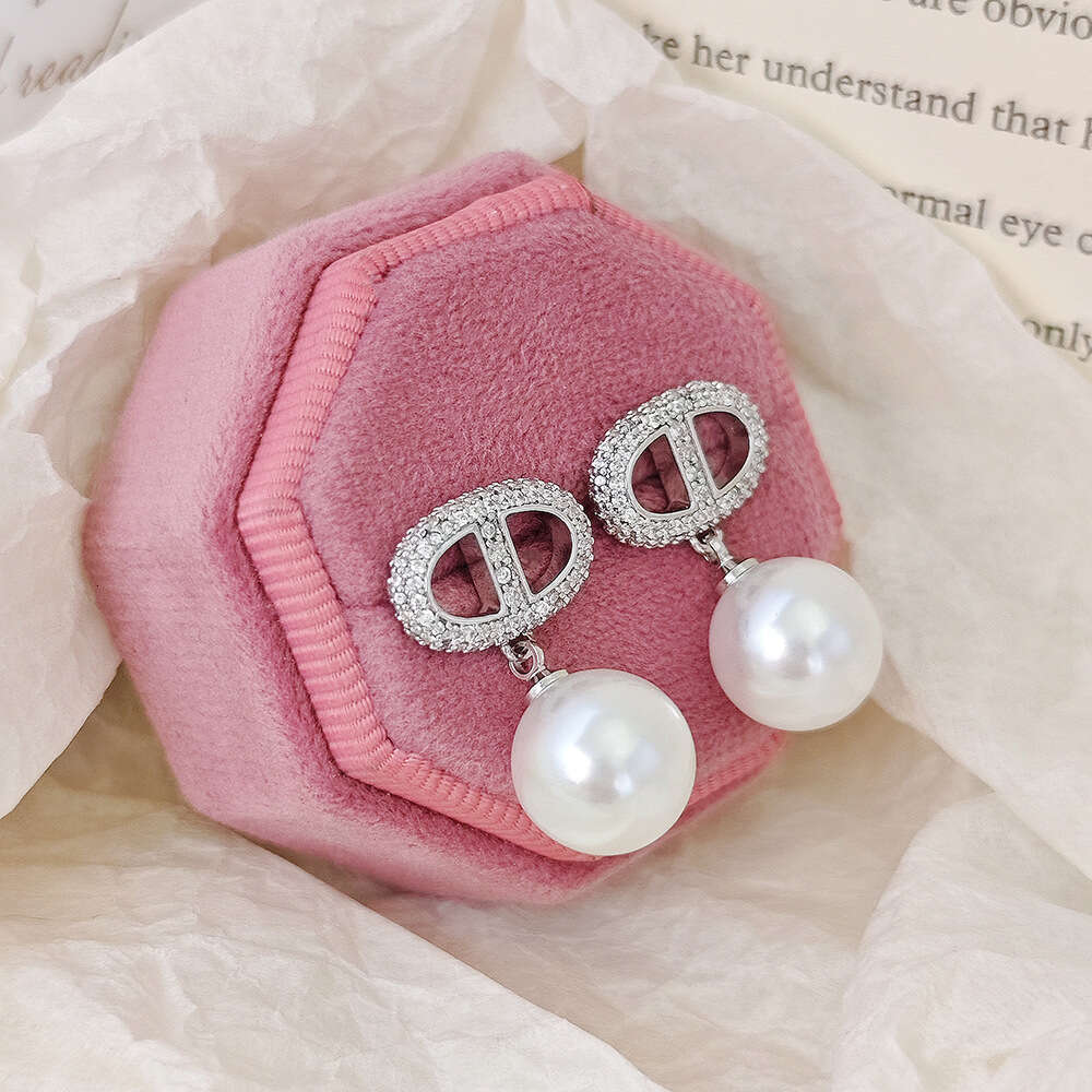 Light high-end French pearl 2024 new ins temperament socialite earrings