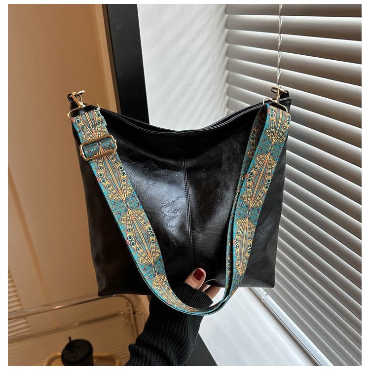 Large capacity for women 2025S designer spring and summer new broadband single shoulder crossbody high-end textured women bag commuting bucket bag