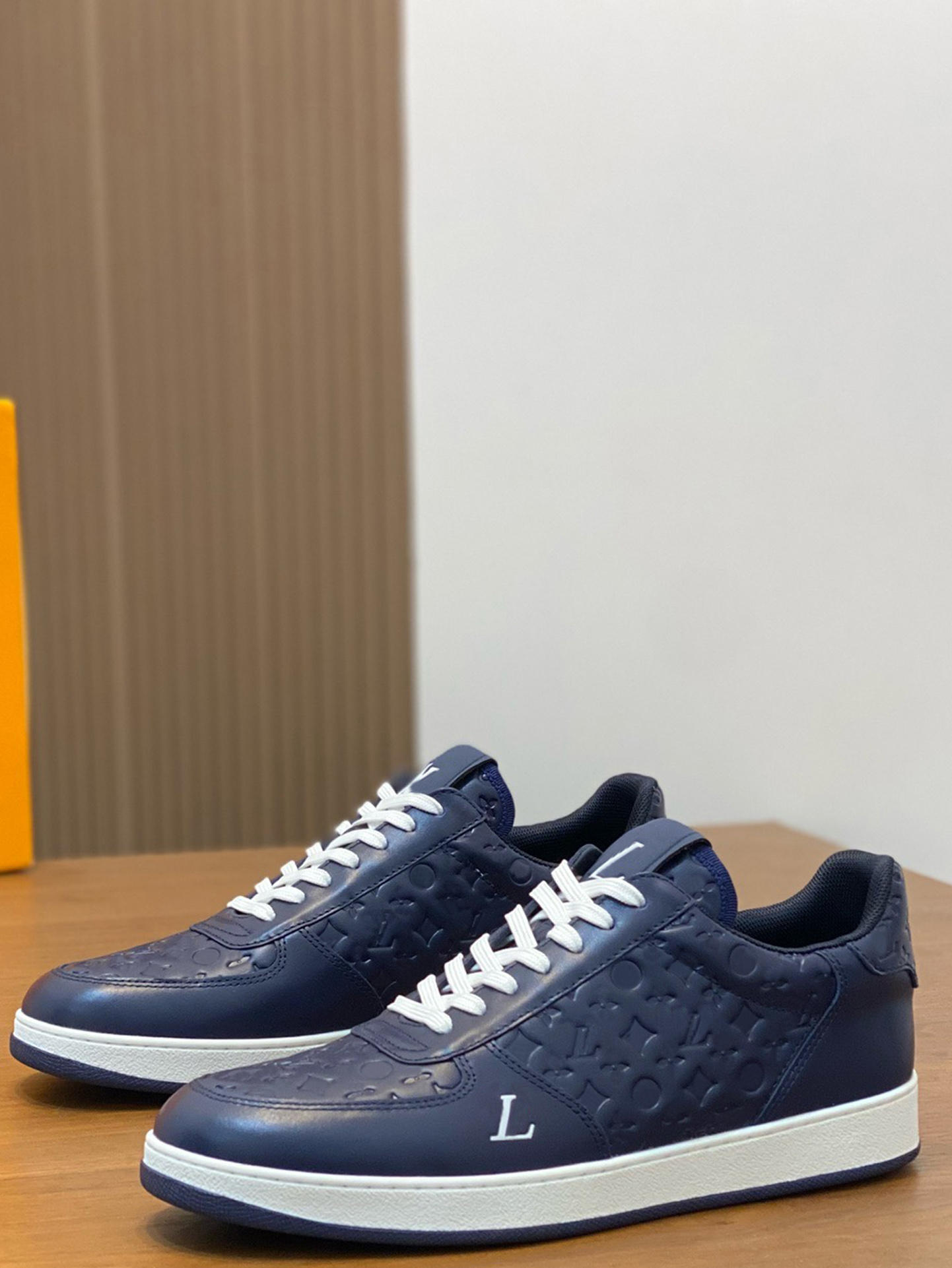 Mens classic casual sports shoes with soft leather and rubber outsole, luxury brand shoes