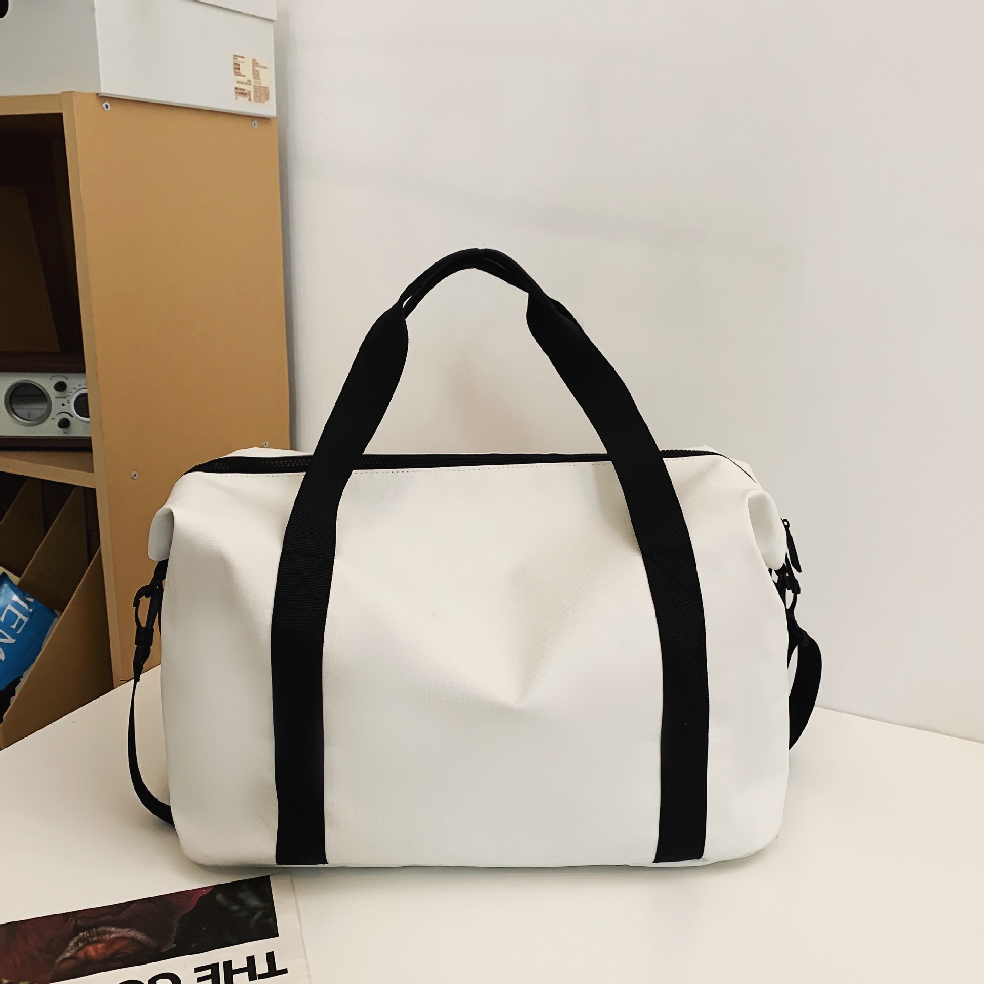 Korean version of ins new men's women's large capacity shoulder sports and fiess bag, simple travel, portable crossbody travel bag