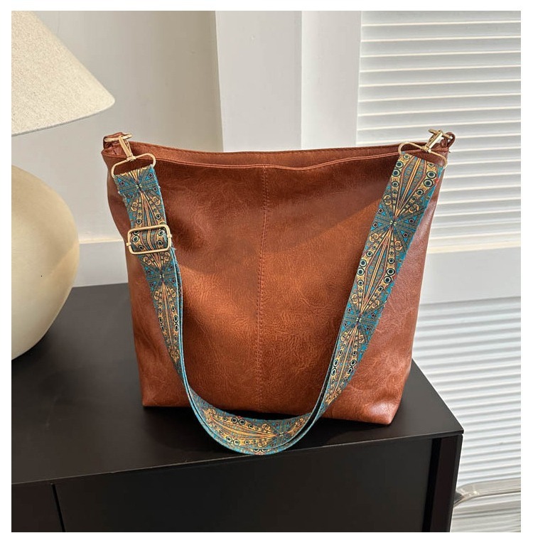 Large capacity for women 2025S designer spring and summer new broadband single shoulder crossbody high-end textured women bag commuting bucket bag