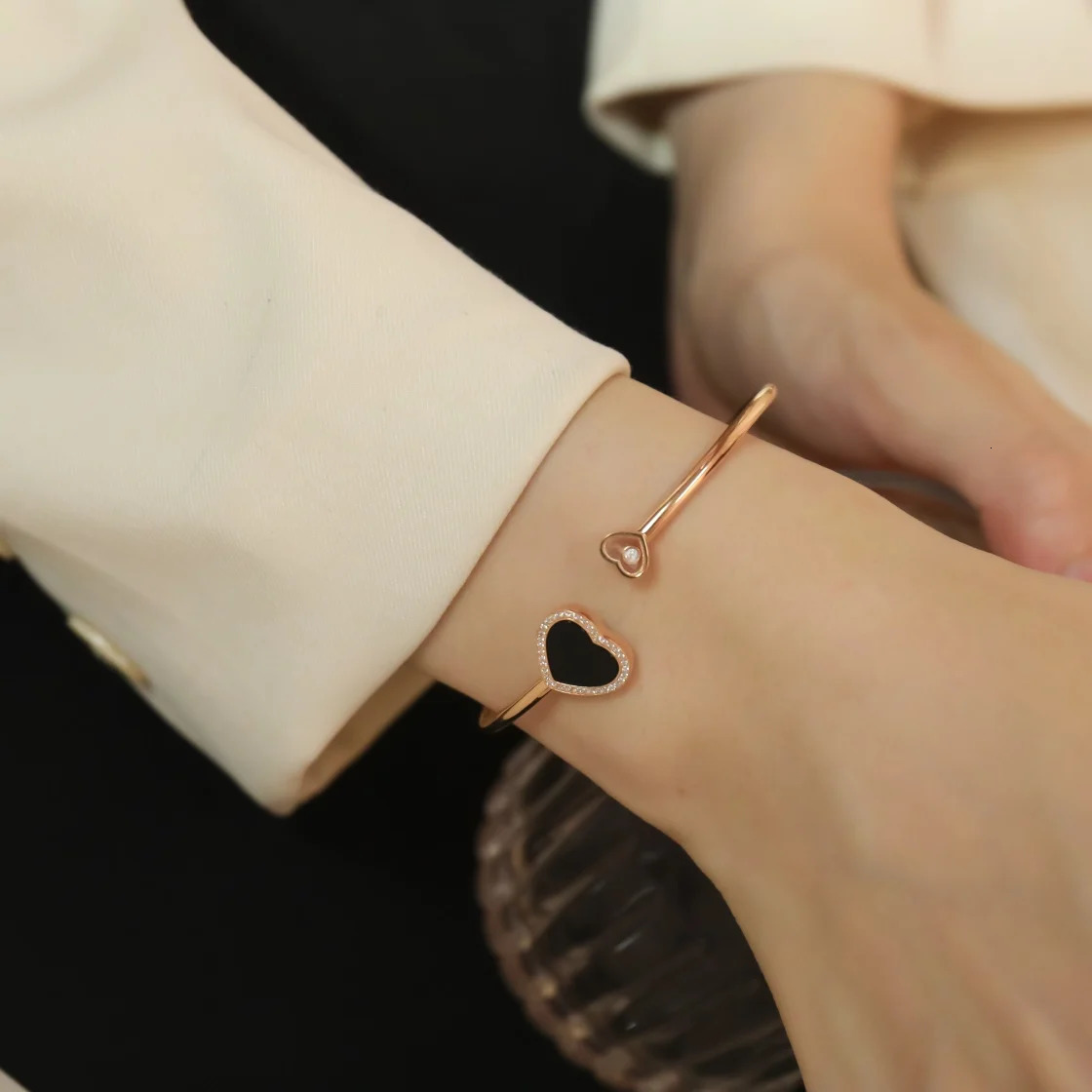 High quality rose gold colored white shell redstone heart-shaped bracelet suitable for womens fashion jewelry LB070 241202