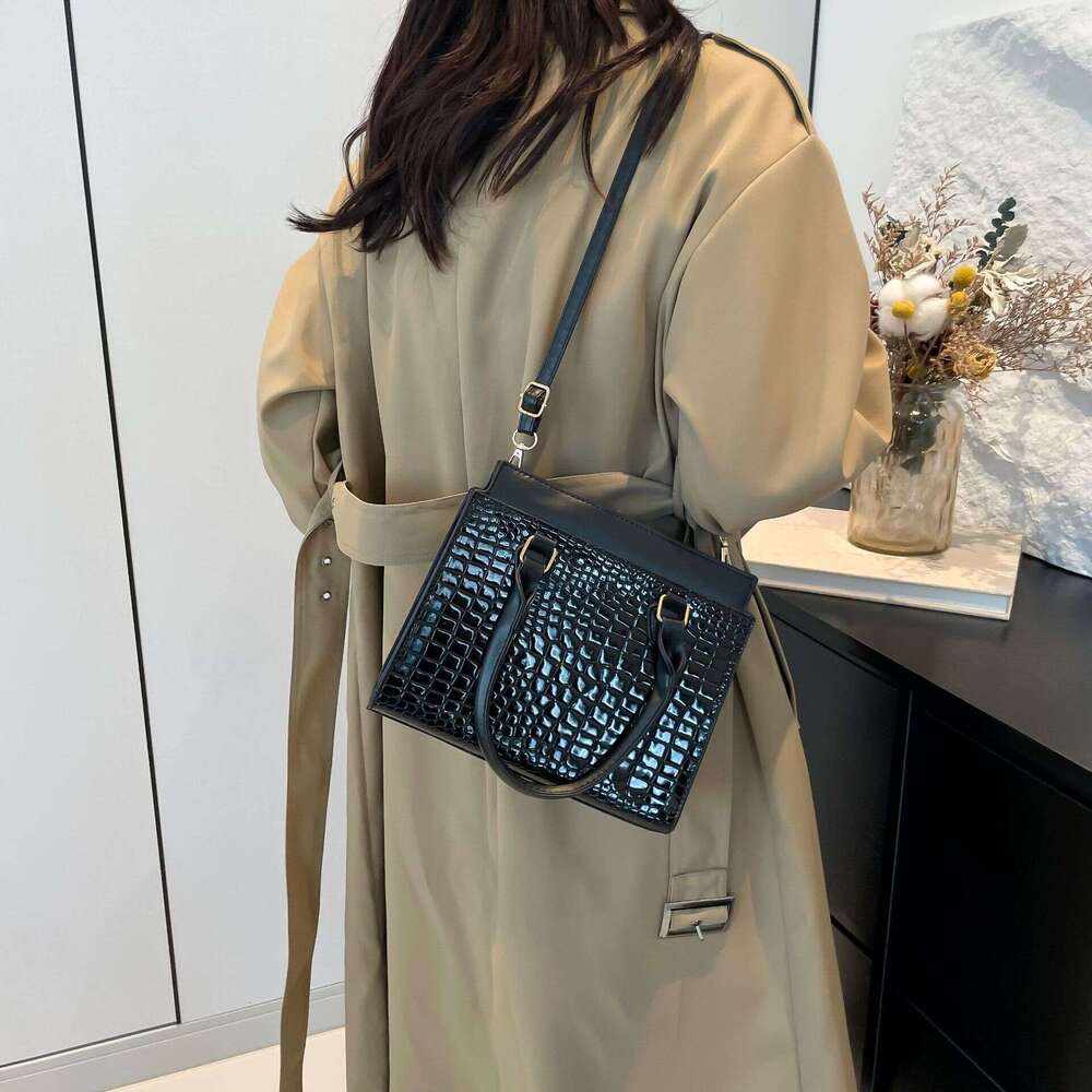 Popular 2024 Women's Urban Crocodile Pattern Handheld Single Shoulder Diagonal Cross Bag Versatile Commuter New Style
