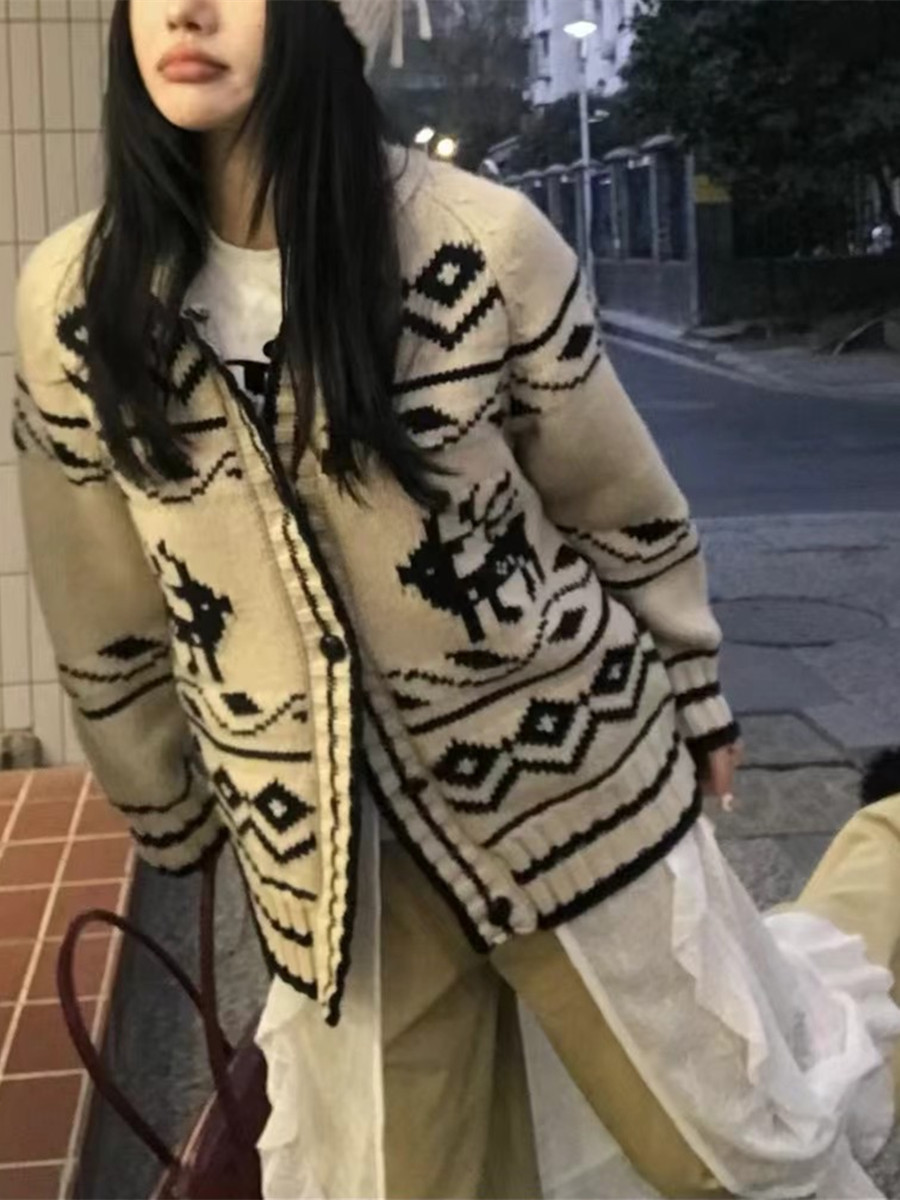 Women's Knits Knitted Cardigan Horn Button Retro Sweater Squirrel Jacquard Loose Winter Jacket Korean Fashion Christmas