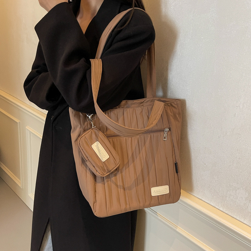 2025 new new Korean version large capacity tote women's niche design pleated solid color casual single shoulder armpit bag zhanyishengli