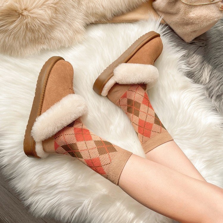 Thick soled plush slippers for women, wearing leather and fur as one piece, with a top and plush snow boots, sponge cake, and cotton slippers for one 