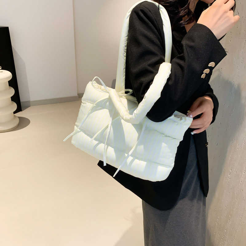 2024 New Large Capacity Cotton Robe Tote Bag Cross Shoulder Handheld Winter Commuter Fashion Women's Bag Niche 241203