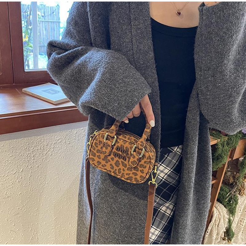 Suede Boston With Wer Pendant Fashion Versatile Casual Shoulder New Crossbody Small Square Bag Letter Design Bags Hasp PC