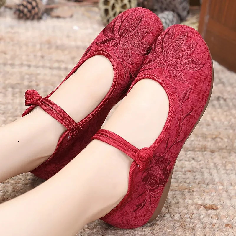 Womens retro high-quality red embroidered ballet shoes womens casual sweet white anti slip hemp flat shoes Zapatos Mujer E6184x 241203